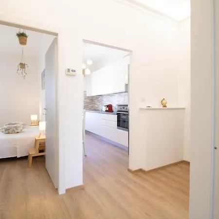 100 Meters From The Sea Wi-fi Center Ac Relax Train Station דירה